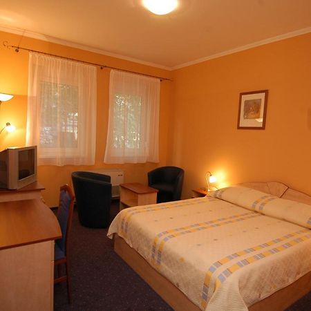 Tuenderpart Vendeghaz Hotell Eger Exteriör bild
