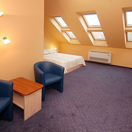 Tuenderpart Vendeghaz Hotell Eger Rum bild