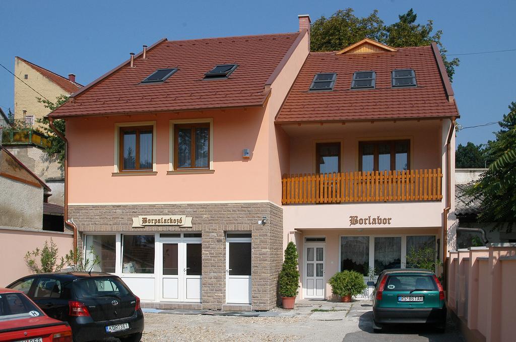 Tuenderpart Vendeghaz Hotell Eger Exteriör bild
