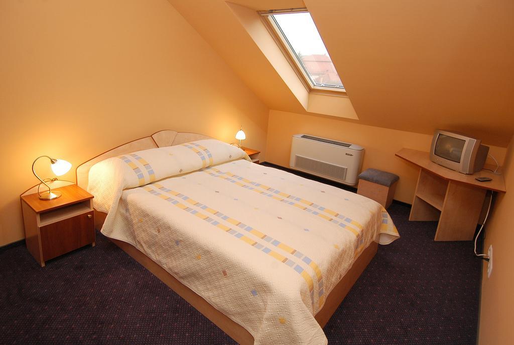 Tuenderpart Vendeghaz Hotell Eger Exteriör bild