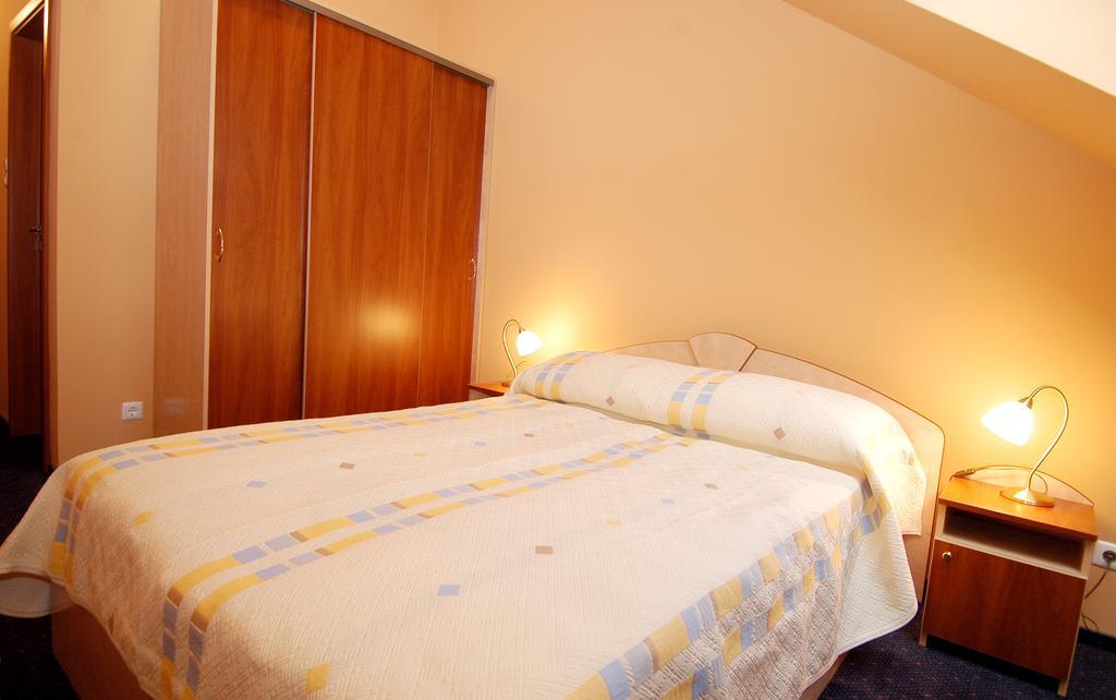 Tuenderpart Vendeghaz Hotell Eger Exteriör bild